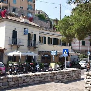 https://locanda-la-lucciola.hotelitalianriviera.com